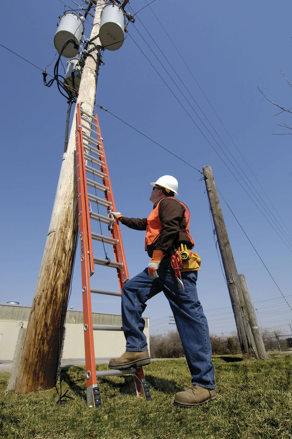 32' Fiberglass Extension Ladder, 300 lbs Load Capacity C421