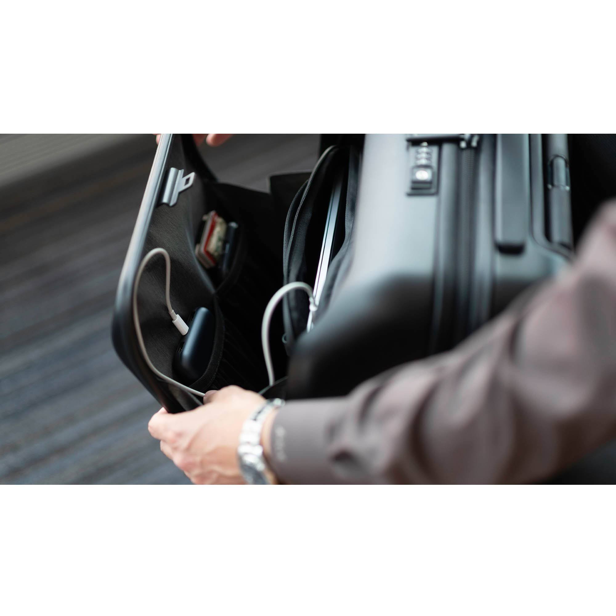 Carry-On Pro Spinning Suitcase J192649
