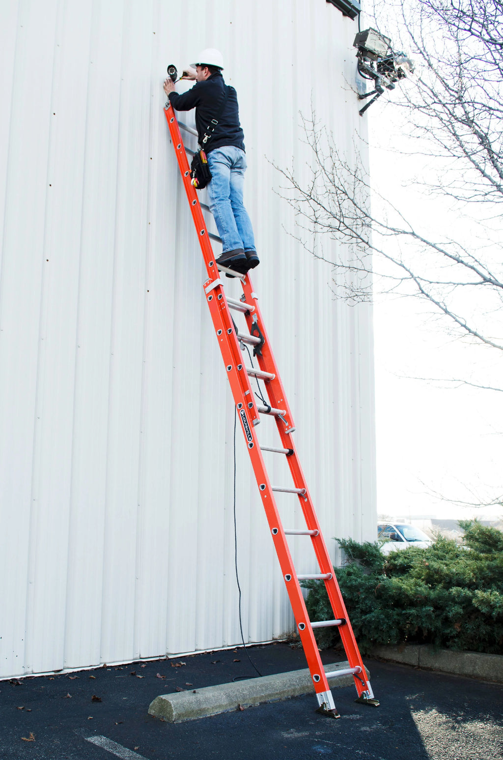32' Fiberglass Extension Ladder, 300 lbs Load Capacity C421
