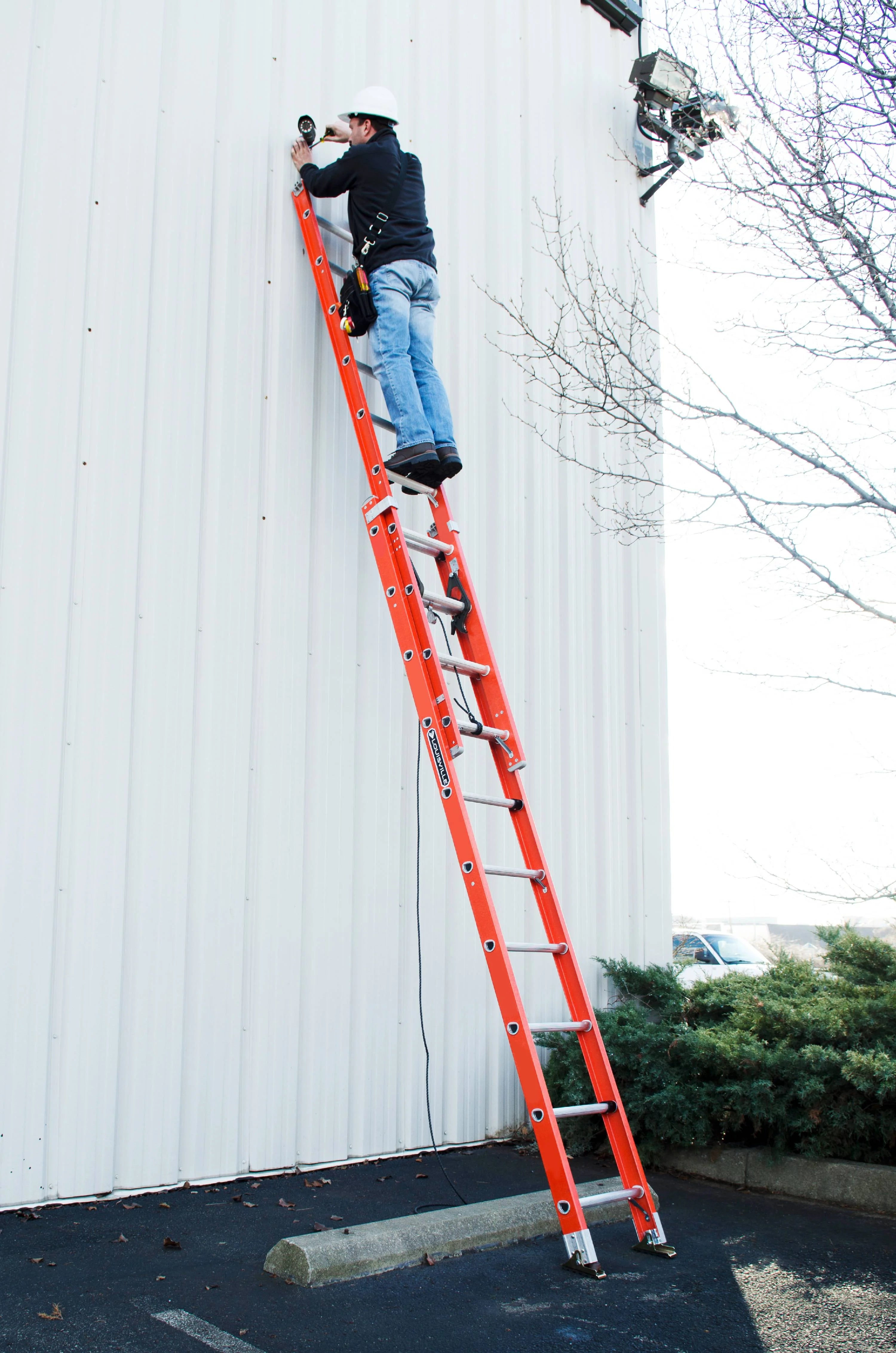 32' Fiberglass Extension Ladder, 300 lbs Load Capacity C421