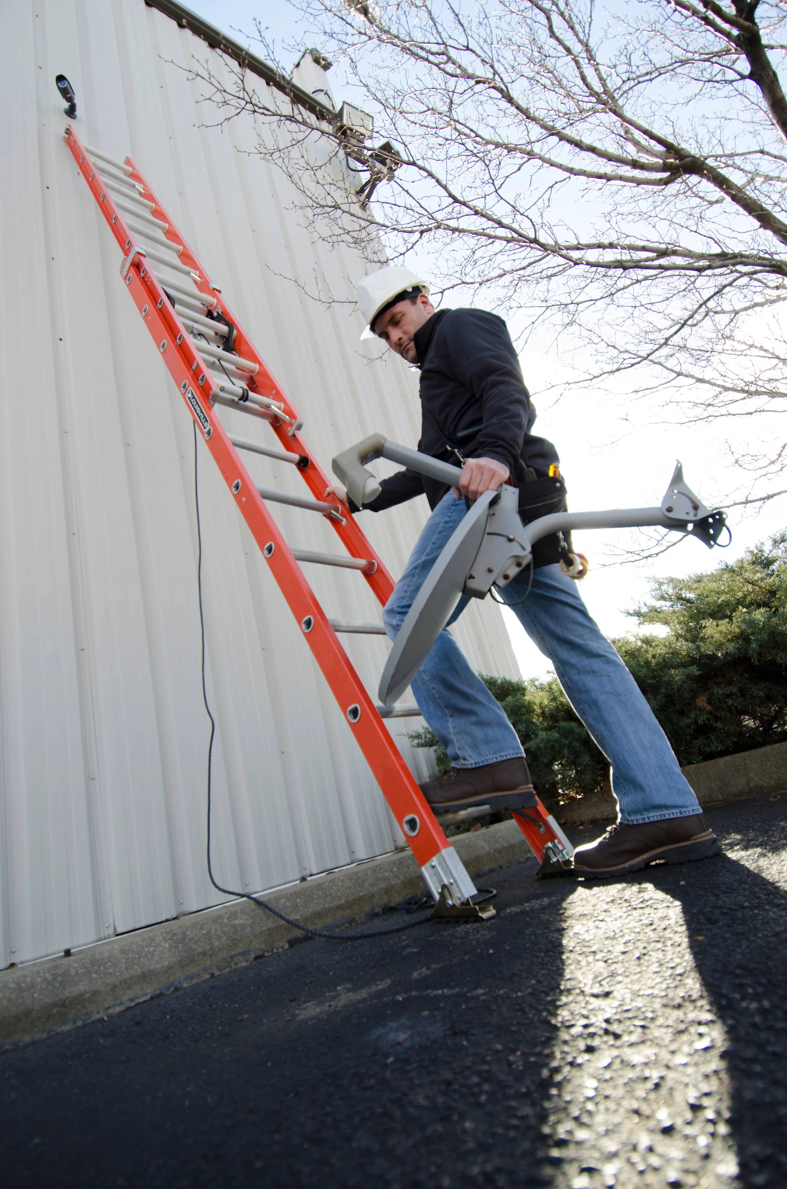 32' Fiberglass Extension Ladder, 300 lbs Load Capacity C421